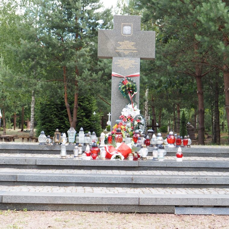 Pomnik w Ostrówkach