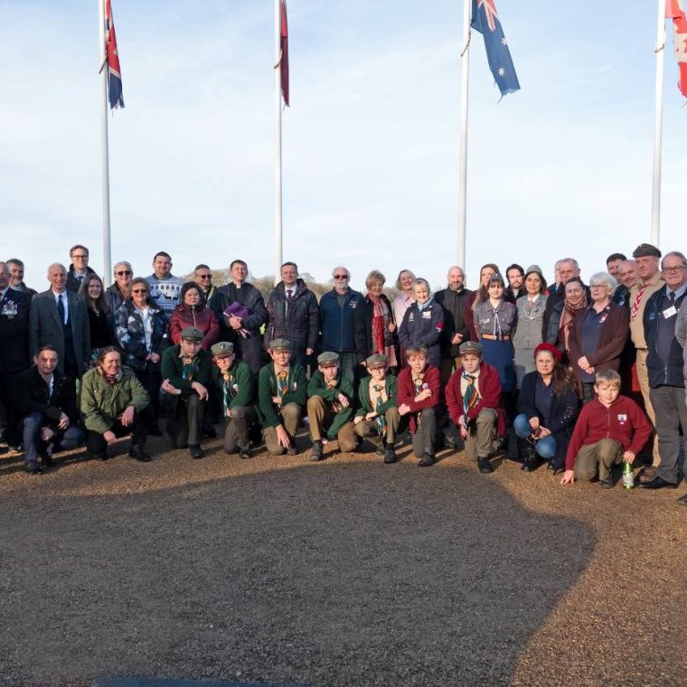 Uczestnicy spotkania przed Pomnikiem przed Raf Ingham