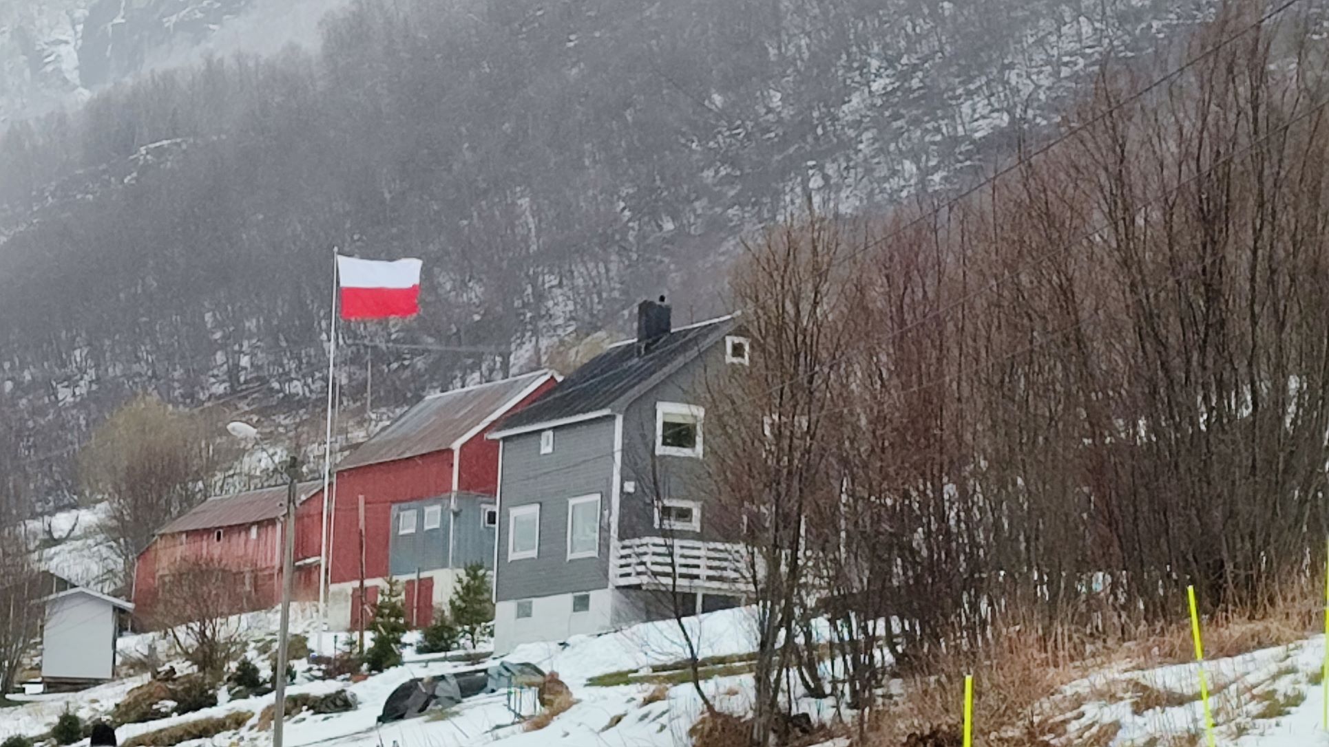 Polska flaga przy polskim domu w Norwegii, koło Narwiku