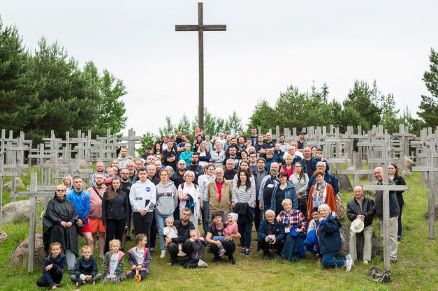 Grupa z gośćmi z Augustowa przy Pomniku Pamięci Obławy Augustowskiej,, zdj. Piotr Kurpaska