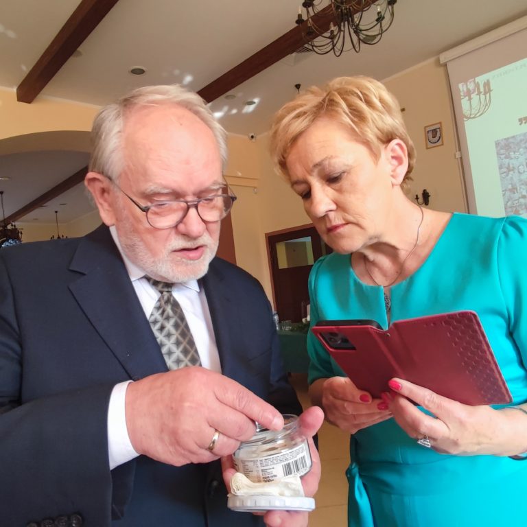 Krzysztof Marszałek pokazuje pamiątkę po ojcu
