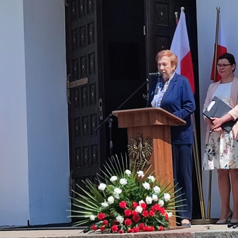 Marta Ziębikiewicz przemawia przed zgromadzoną publicznością