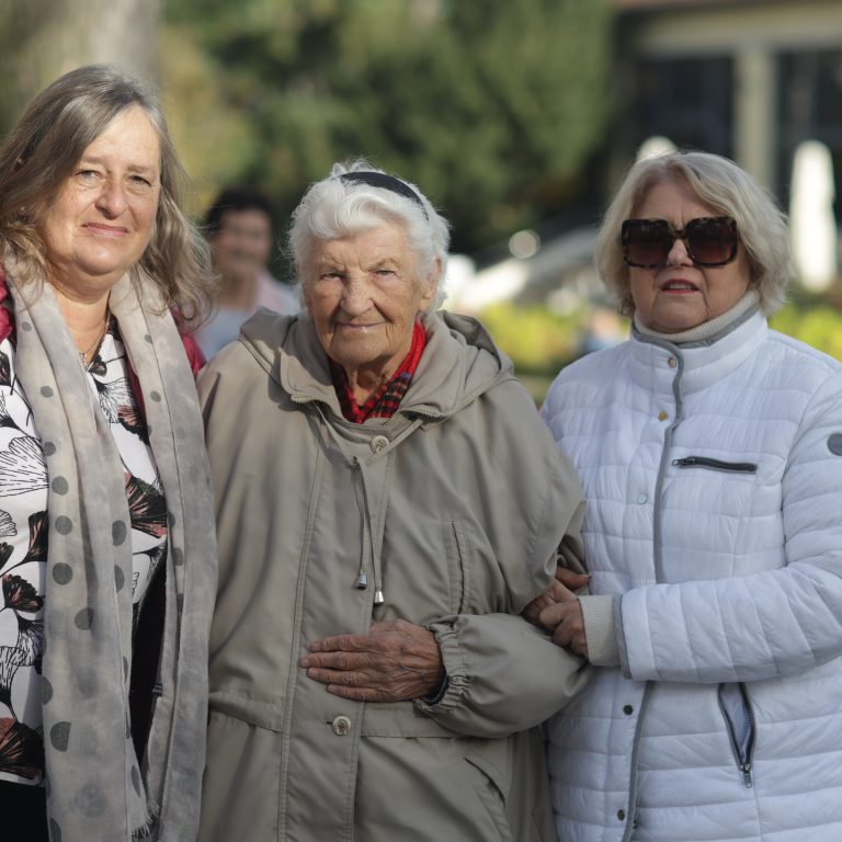 102-letnia mjr Wanda Kiałka - łaczniczka AK, łagierniczka z M.Suszyńską (z lewej - koordynatorka zadania oraz K. Wotkiewicz wolontariuszka SON)