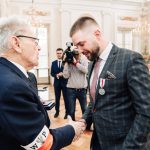 Dominik Rozpędowski, Wiceprezes Zarządu Stowarzyszenia Odra-Niemen, odbiera nagrodę